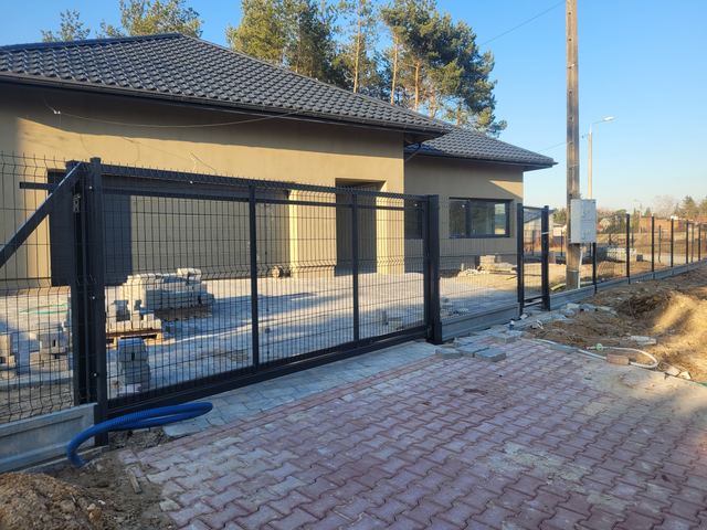 Brama przesuwna z wypełnieniem 3D i ogrodzenie z paneli 3D na podmurówce betonowej